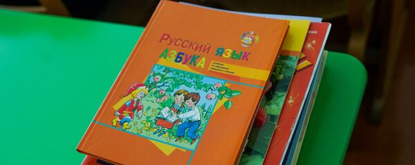 День знаний в Рижской средней школе №88. Учебники первого класса День знаний в Рижской средней школе №88. Учебники первого класса - Sputnik Latvija