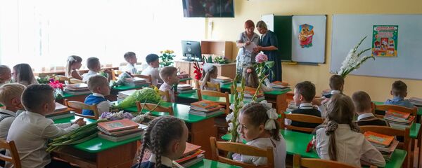 День знаний в Рижской средней школе №88. Первый класс - Sputnik Латвия