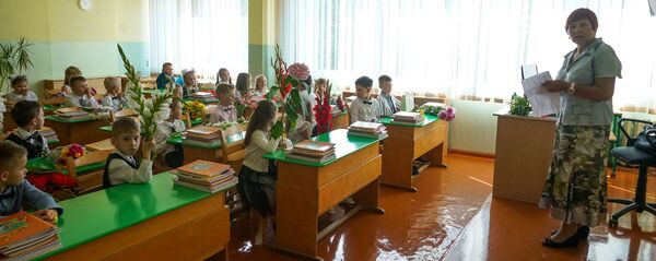 День знаний в Рижской средней школе №88. Первый класс День знаний в Рижской средней школе №88. Первый класс - Sputnik Latvija