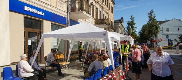 Очередь пенсионеров около офиса PNB Banka в Даугавпилсе - Sputnik Латвия