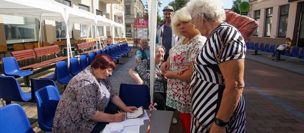 Очередь пенсионеров около офиса PNB Banka в Даугавпилсе Очередь пенсионеров около офиса PNB Banka в Даугавпилсе - Sputnik Latvija