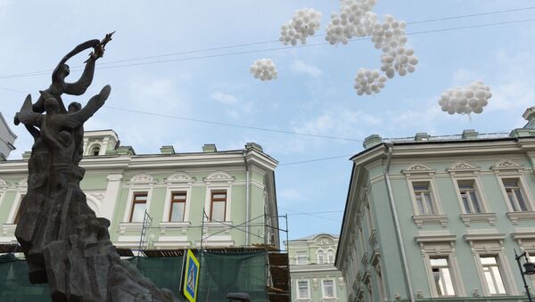 Воздушные шары, запущенные у монумента В память о жертвах трагедии в Беслане в Москве, архивное фото - Sputnik Латвия