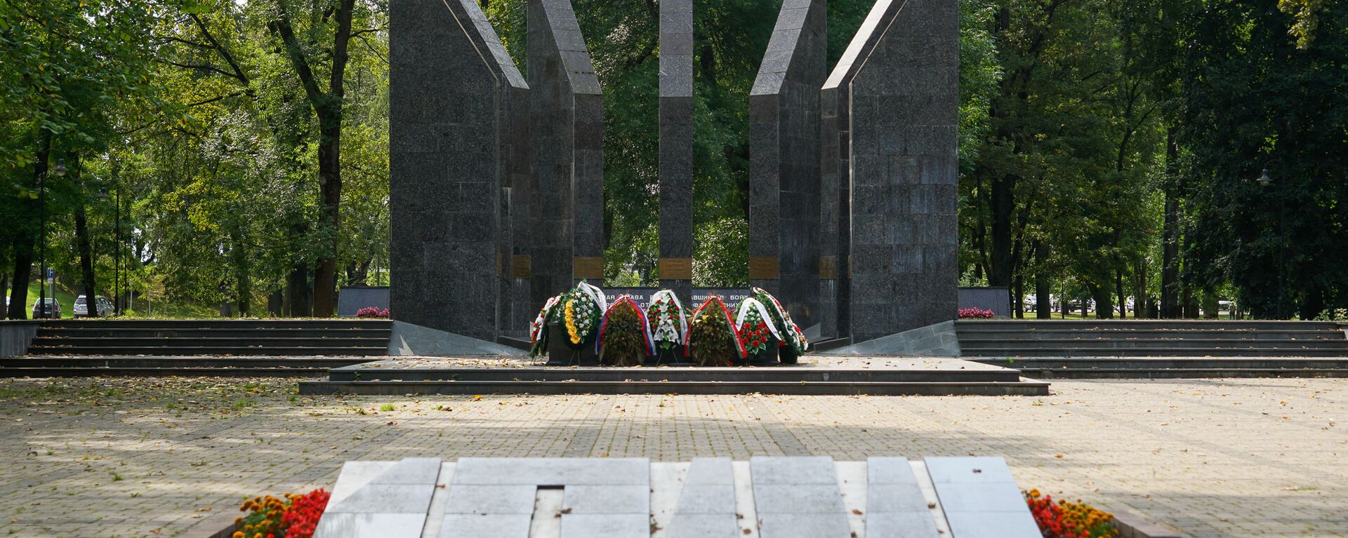 Мемориал воинам-освободителям Даугавпилса в парке Дубровина - Sputnik Латвия, 1920, 14.09.2022