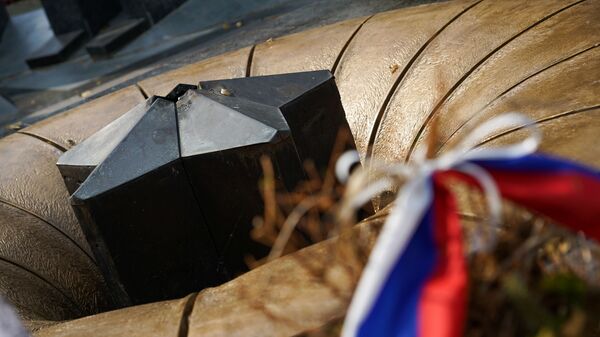 Вечный огонь на мемориале воинам-освободителям Даугавпилса - Sputnik Латвия