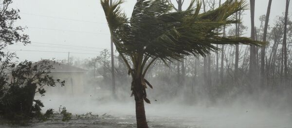 Дорога, затопленная во время прохождения урагана Дориан во Фрипорте, Багамы - Sputnik Латвия
