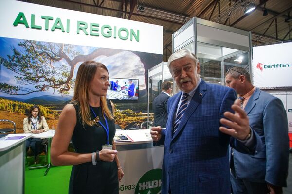 Кедровые орехи, мед и веганская икра: продукты из России покорили Ригу Кедровые орехи, мед и веганская икра: продукты из России покорили Ригу - Sputnik Латвия