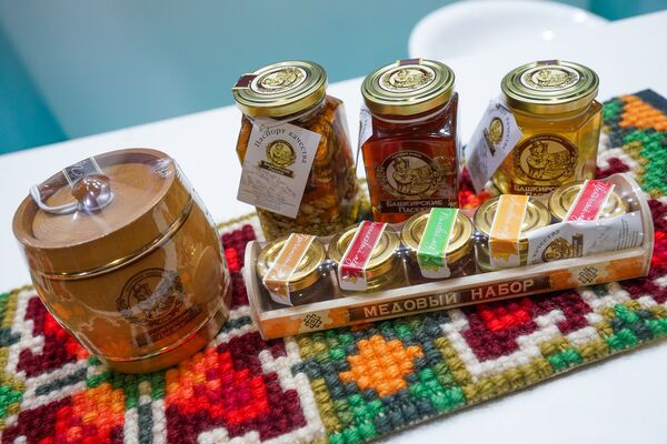 Кедровые орехи, мед и веганская икра: продукты из России покорили Ригу Кедровые орехи, мед и веганская икра: продукты из России покорили Ригу - Sputnik Латвия