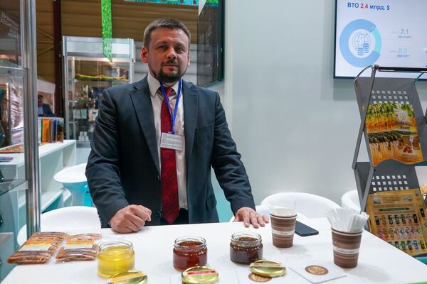 Кедровые орехи, мед и веганская икра: продукты из России покорили Ригу Кедровые орехи, мед и веганская икра: продукты из России покорили Ригу - Sputnik Латвия