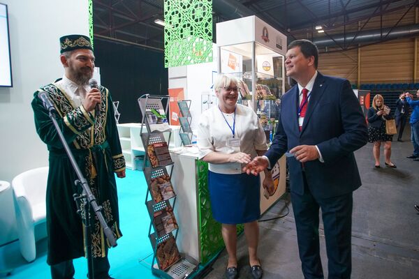 Кедровые орехи, мед и веганская икра: продукты из России покорили Ригу Кедровые орехи, мед и веганская икра: продукты из России покорили Ригу - Sputnik Латвия