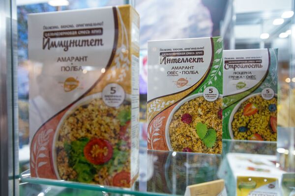 Кедровые орехи, мед и веганская икра: продукты из России покорили Ригу Кедровые орехи, мед и веганская икра: продукты из России покорили Ригу - Sputnik Латвия