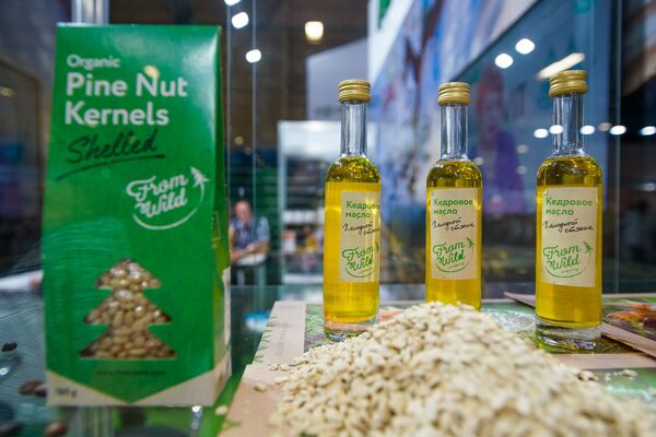 Кедровые орехи, мед и веганская икра: продукты из России покорили Ригу Кедровые орехи, мед и веганская икра: продукты из России покорили Ригу - Sputnik Латвия