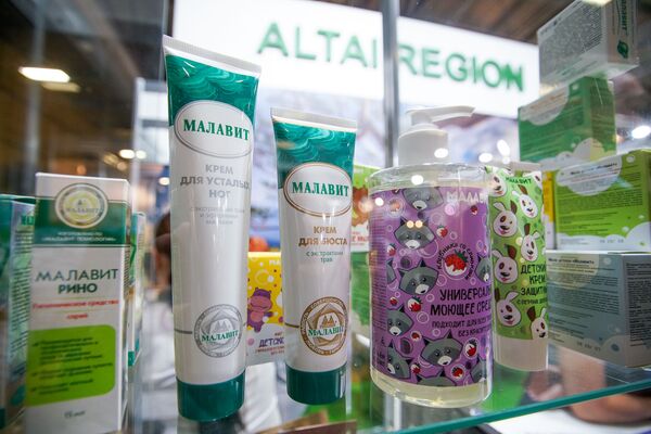 Кедровые орехи, мед и веганская икра: продукты из России покорили Ригу Кедровые орехи, мед и веганская икра: продукты из России покорили Ригу - Sputnik Латвия