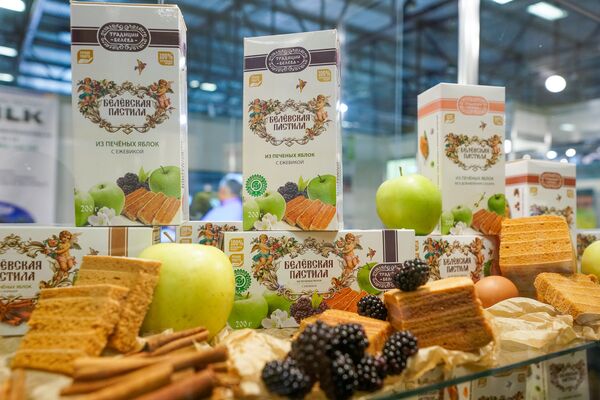 Кедровые орехи, мед и веганская икра: продукты из России покорили Ригу Кедровые орехи, мед и веганская икра: продукты из России покорили Ригу - Sputnik Латвия