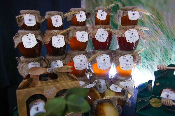 Riga Food удивляет: черный чеснок, угощения с базы НАТО и розовый шоколад - Sputnik Латвия