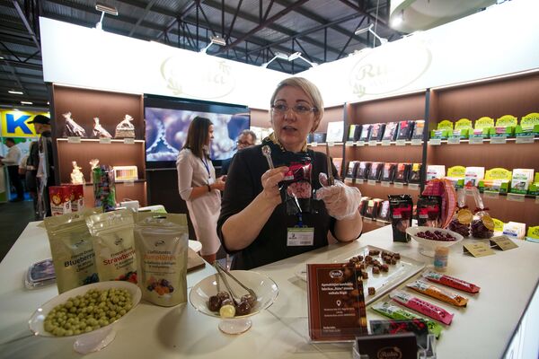 Riga Food удивляет: черный чеснок, угощения с базы НАТО и розовый шоколад - Sputnik Латвия