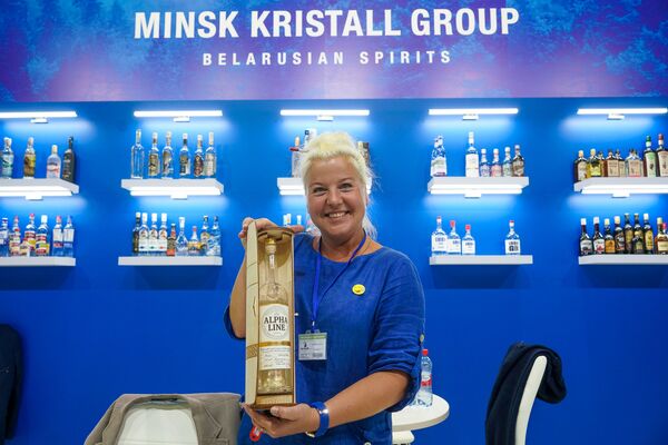 Riga Food удивляет: черный чеснок, угощения с базы НАТО и розовый шоколад - Sputnik Латвия