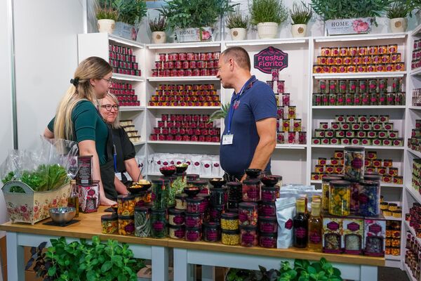 Riga Food удивляет: черный чеснок, угощения с базы НАТО и розовый шоколад - Sputnik Латвия