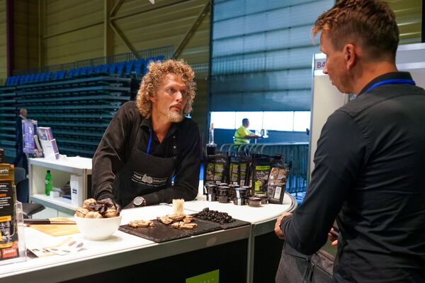 Riga Food удивляет: черный чеснок, угощения с базы НАТО и розовый шоколад - Sputnik Латвия