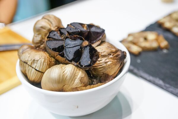 Riga Food удивляет: черный чеснок, угощения с базы НАТО и розовый шоколад - Sputnik Латвия