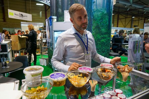 Riga Food удивляет: черный чеснок, угощения с базы НАТО и розовый шоколад - Sputnik Латвия