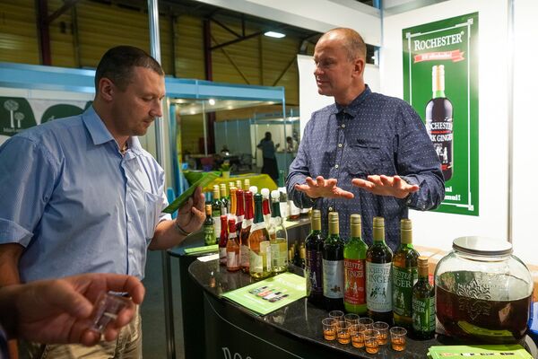 Riga Food удивляет: черный чеснок, угощения с базы НАТО и розовый шоколад - Sputnik Латвия