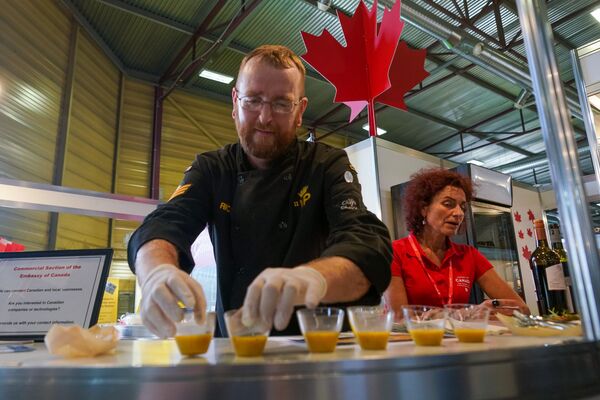 Riga Food удивляет: черный чеснок, угощения с базы НАТО и розовый шоколад - Sputnik Латвия