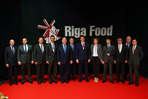 Послы разных стран сфотографировались с министром земледелия Латвии Каспарсом Герхардсом на церемонии открытия выставки Riga Food 2019 - Sputnik Латвия