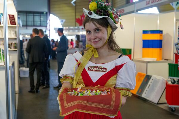 Российский производитель шоколада Победа  угощает посетителей выставки сладостями - Sputnik Латвия