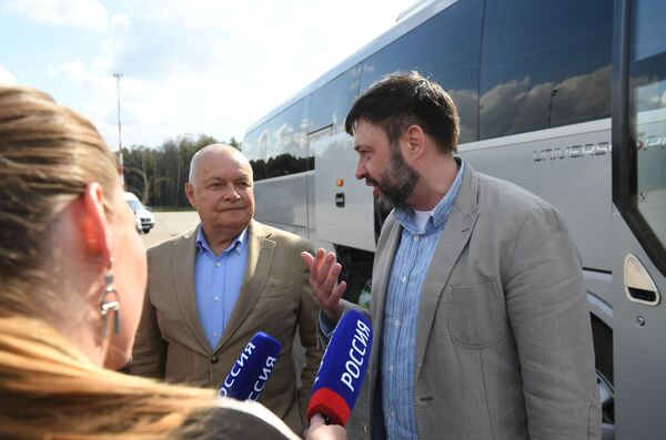 Между Россией и Украиной тает лед? Во Внуково прилетел борт с освобожденными россиянами - Sputnik Латвия