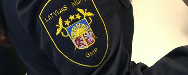 Шеврон на руке работника таможни Шеврон на руке работника таможни - Sputnik Latvija