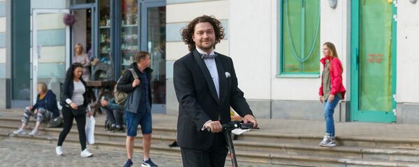 Красная дорожка Рижского бала. Гость прибывает на электросамакате - Sputnik Латвия