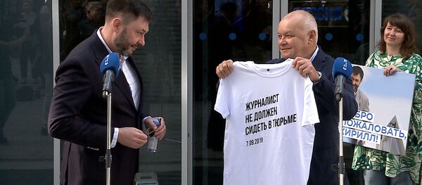 Слезы и каравай: как встретили Вышинского в МИА Россия сегодня - Sputnik Латвия