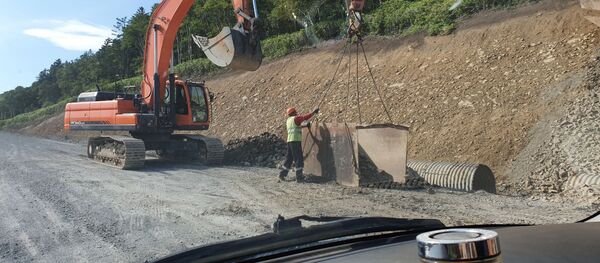 Строительство шоссе между Южно-Курильском и аэропортом Менделеево на Кунашире Строительство шоссе между Южно-Курильском и аэропортом Менделеево на Кунашире - Sputnik Латвия