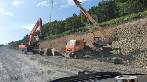 Дороги без дураков: как асфальтируется самый далекий край России Дороги без дураков: как асфальтируется самый далекий край России - Sputnik Латвия