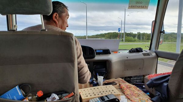 Дороги без дураков: как асфальтируется самый далекий край России Дороги без дураков: как асфальтируется самый далекий край России - Sputnik Латвия