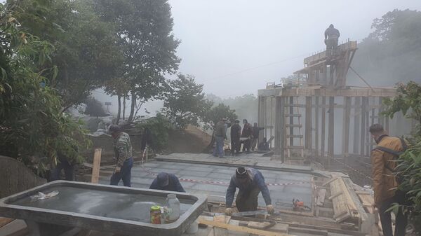 Строители из Узбекистана: на Курилах не обманывают — это не Москва Строители из Узбекистана: на Курилах не обманывают — это не Москва - Sputnik Латвия