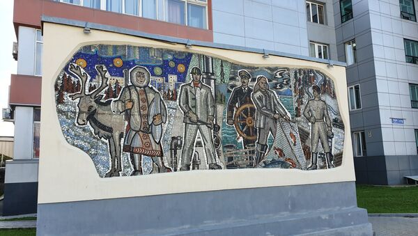 Мозаика у здания городской администрации дает представление о профессиях населения Сахалина - Sputnik Латвия