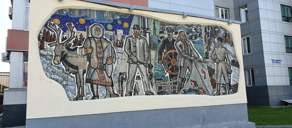 Мозаика у здания городской администрации дает представление о профессиях населения Сахалина - Sputnik Латвия