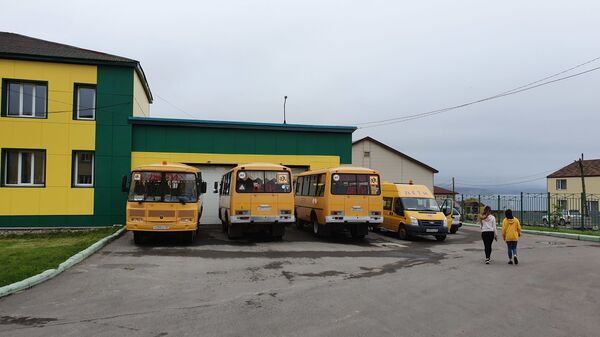 Богатые учителя и счастливые дети: как работает школа на острове Кунашир - Sputnik Латвия