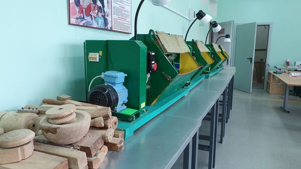 Для нас здесь санаторий: семья из Башкирии учит детей на Курилах строить роботов - Sputnik Латвия