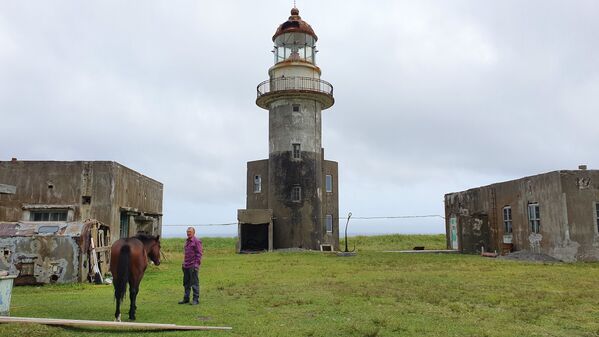 Заброшенный японский маяк на далеком мысе острова Шикотан. Комплекс реставрируют, и пока он усиленно охраняется от любопытных туристов. - Sputnik Латвия