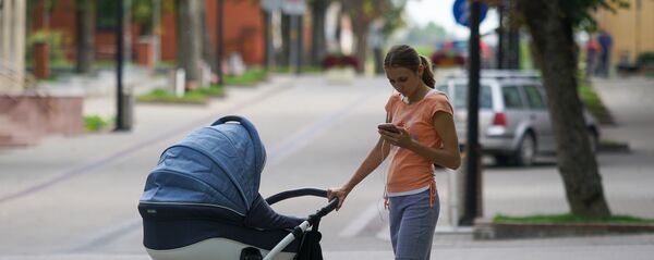 Молодая женщина с коляской в Даугавпилсе Молодая женщина с коляской в Даугавпилсе - Sputnik Latvija