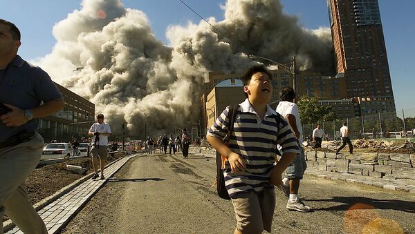 Люди бегут прочь от Всемирного торгового центра после того, как он подвергся атаке 11 сентября 2001 года - Sputnik Латвия