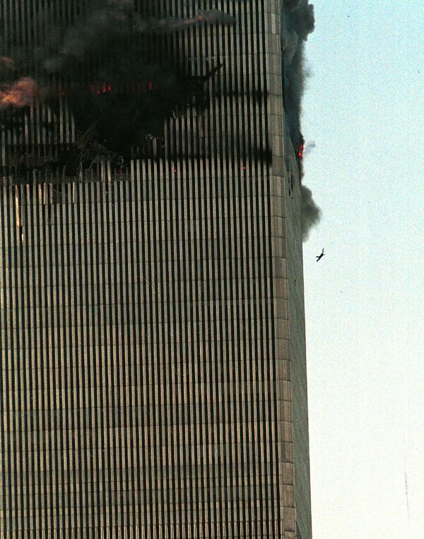 Человек, падающий с башни Всемирного торгового центра после террористической атаки 11 сентября 2001 года - Sputnik Латвия