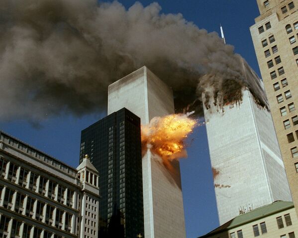 Момент разрушения башен Всемирного торгового центра в результате теракта 11 сентября в Нью-Йорке - Sputnik Латвия