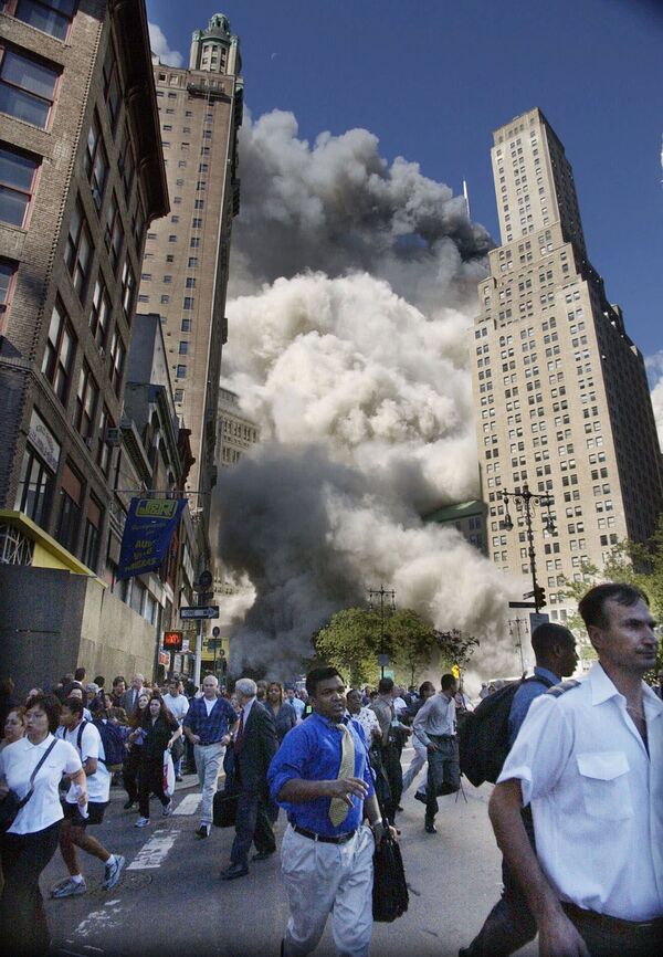 Пешеходы у Всемирного торгового центра во время обрушения южной башни в Нью-Йорке 11 сентября 2001 года - Sputnik Латвия