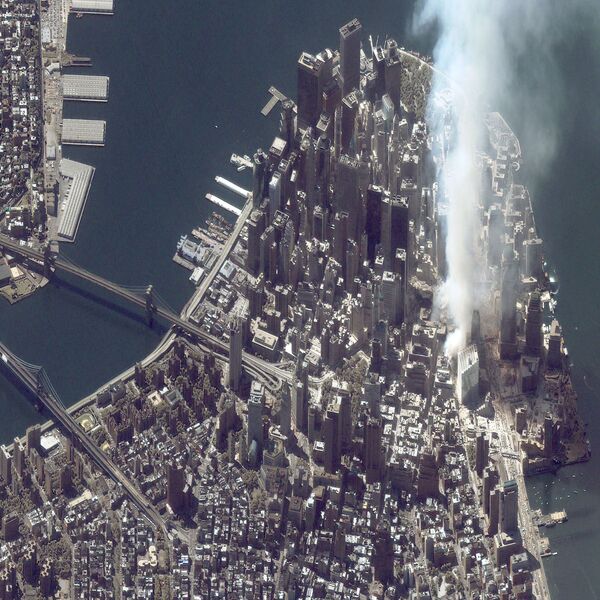 Вид со спутника на Всемирный торговый центр после того, как он подвергся атаке 11 сентября 2001 года - Sputnik Латвия