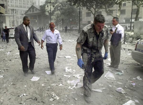 Полицейский в районе Всемирного торгового центра в Нью-Йорке после теракта 11 сентября 2001 года - Sputnik Латвия