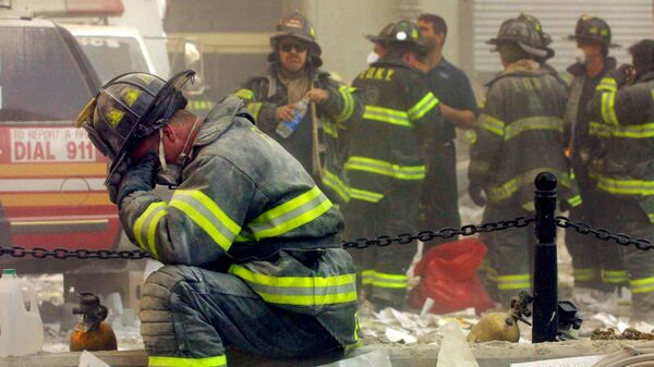 Пожарный плачет возле Всемирного торгового центра в Нью-Йорке, подвергшегося террористической атаке 11 сентября 2001 гоад - Sputnik Latvija