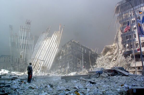 Человек на руинах после крушения первой башни Всемирного торгового центра 11 сентября 2001 года в Нью-Йорке. - Sputnik Латвия